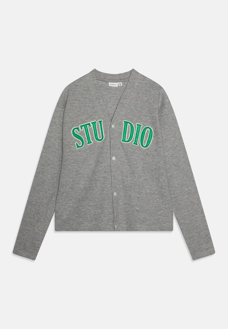 Cardigan grigio con maniche lunghe, chiusura a bottoni e testo ricamato "STUDIO" verde sul davanti. Realizzato in un morbido tessuto testurizzato.