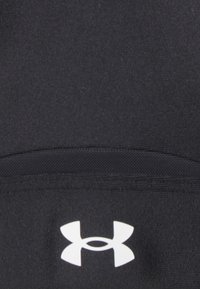 Juodas sportinis audinys su horizontalia siūle ir ryškiu baltu "Under Armour" logotipu apačioje centre. Lygus paviršius.