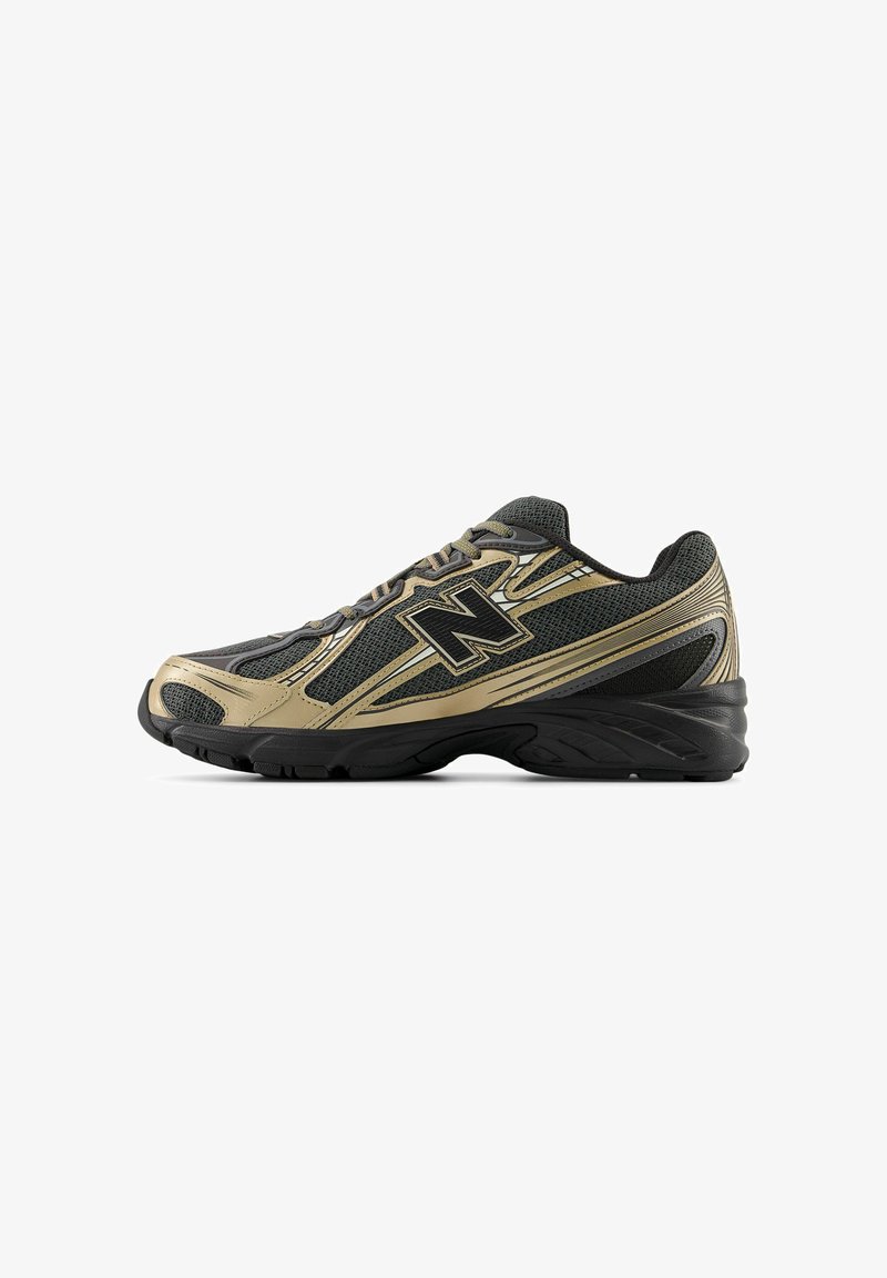 Chaussure de sport pour homme avec maille noire et superpositions synthétiques dorées, semelle noire et grand logo "N" sur le côté.