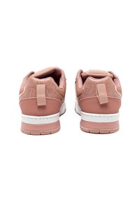 Scarpe da ginnastica rosa con una texture liscia in pelle, suole bianche e dettagli con logo discreti. Presentano una linguetta sul tallone.
