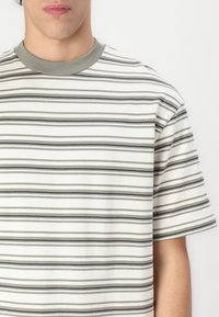 Selected SLHLOOSE BOBBY TEE - Μπλουζάκι με στάμπα - vetiver/egret/sky captain