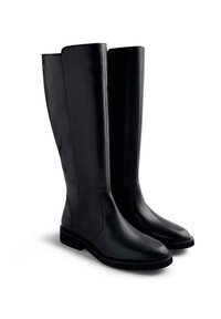 Botas negras hasta la rodilla, hechas de cuero suave, con punta redondeada, costuras mínimas y suela de goma plana.