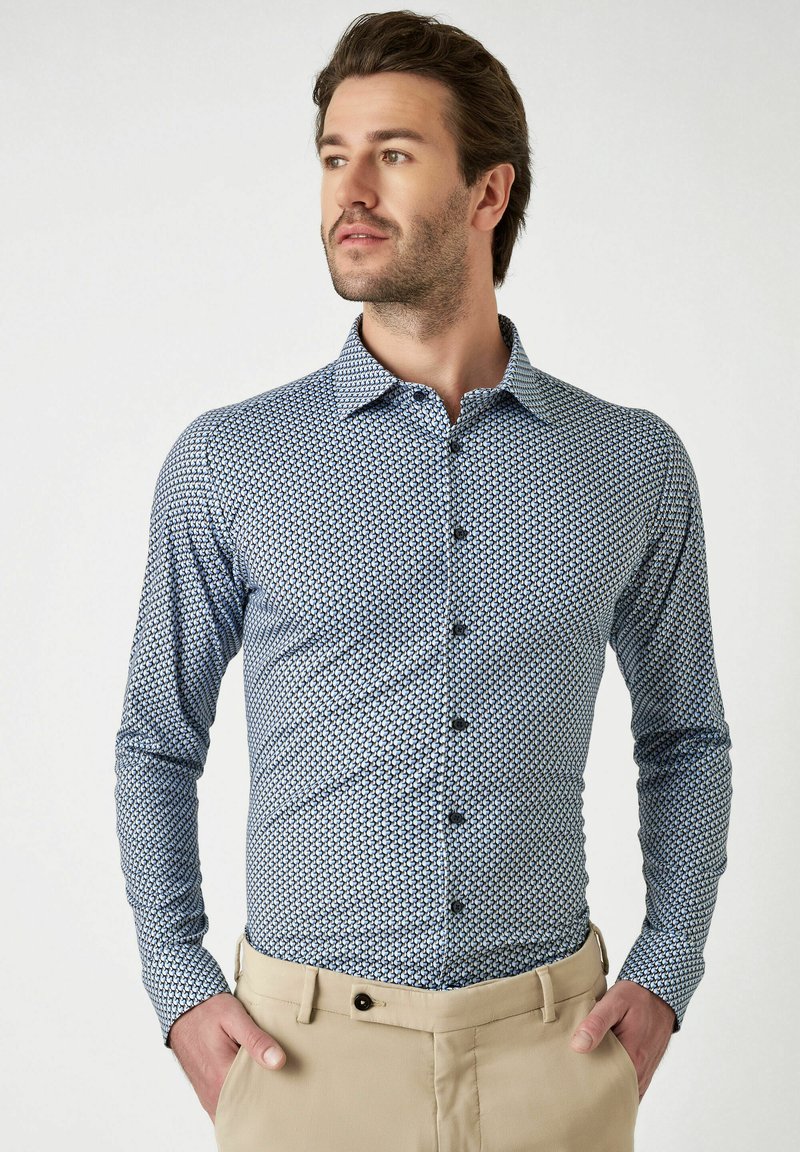 Blauwe gestreepte blouse met lange mouwen, een knoopsluiting en een puntige kraag, met zwarte knopen en een aangesloten silhouet.