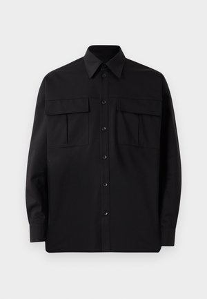 Zwarte langemouwen shirt met een klassieke kraag, twee borstzakken en knoopsluiting. Gemaakt van een gladde stof met een iets relaxte pasvorm.