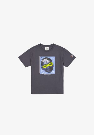 Szara bawełniana koszulka z graficzną ilustracją uśmiechniętego dziecka w okularach przeciwsłonecznych. Tekst brzmi "Jestem SUPERBOHATEREM" z kolorowymi akcentami.