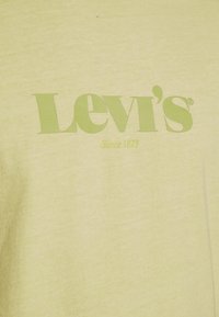 Levi's® RELAXED FIT - T-shirt estampada - greens