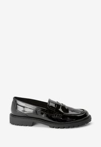 Schwarzer Loafer aus Lackleder mit massiver Gummisohle und Penny-Riemendetails, entworfen für legere und formelle Anlässe.