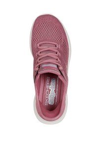 Zapatillas Slip-ins para mujer de Skechers en color rosa, con parte superior de malla transpirable y suela blanca. Vista desde arriba que muestra los cordones y la plantilla acolchada.