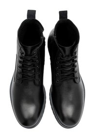 Czarne skórzane botki za kostkę o gładkiej teksturze, wyposażone w standardowy sznurowany krój, boczne zamki błyskawiczne oraz pętelkę ułatwiającą wkładanie na pięcie.