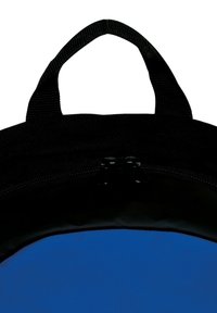 Zwarte rugzak met een blauwe voorpaneel, een handvat aan de bovenkant en een ritsluiting met zwarte bevestigingsringen. Getextureerd stoffen oppervlak.