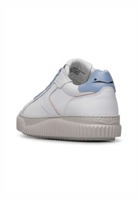 Weiße Leder-Sneaker mit hellblauem Fersenakzent, strukturiertem Zwischensohlendesign und flachen Schnürsenkeln. Verfügt über ein dezentes Logo und klare Designlinien.