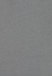 Lichtblauwe stof met een gladde textuur, die een subtiel, uniform patroon toont. Het materiaal lijkt zacht en licht van gewicht.