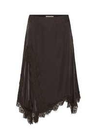 Jupe noire en satin avec ourlet asymétrique et détails en dentelle en bas et sur un côté. Pas de fermetures apparentes ni de motifs.