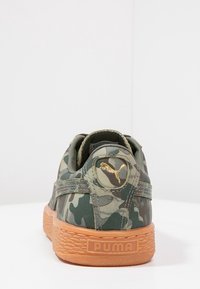 Grön kamouflage-sneaker med en texturerad sula, som har en guld Puma-logopatch och sydda detaljer. Gummisula för hållbarhet.