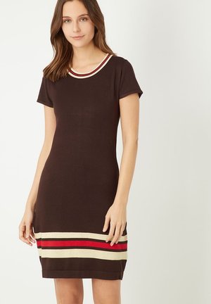 Vestido de punto marrón con mangas cortas, presenta un dobladillo a rayas en blanco, rojo y dorado, y un escote redondo con ribete en contraste.