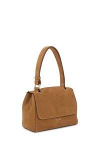 Šviesiai ruda suedinė rankinė su atvartu, tvirtu peties diržu ir auksinėmis detalėmis. Lygus paviršius su švaria, paprasta forma.