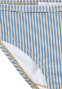 Culotte de bikini rayée avec des rayures verticales bleu clair et beige, présentant une texture légèrement brillante et des coutures contrastées sur les bords.