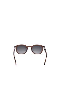 Lunettes de soleil carrées marron avec verres dégradés foncés et branches à motif écaille, vues de face sur fond blanc.