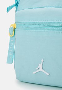 Jordan AIRBORNE FESTIVAL BAG - Skuldertasker - glacier ice