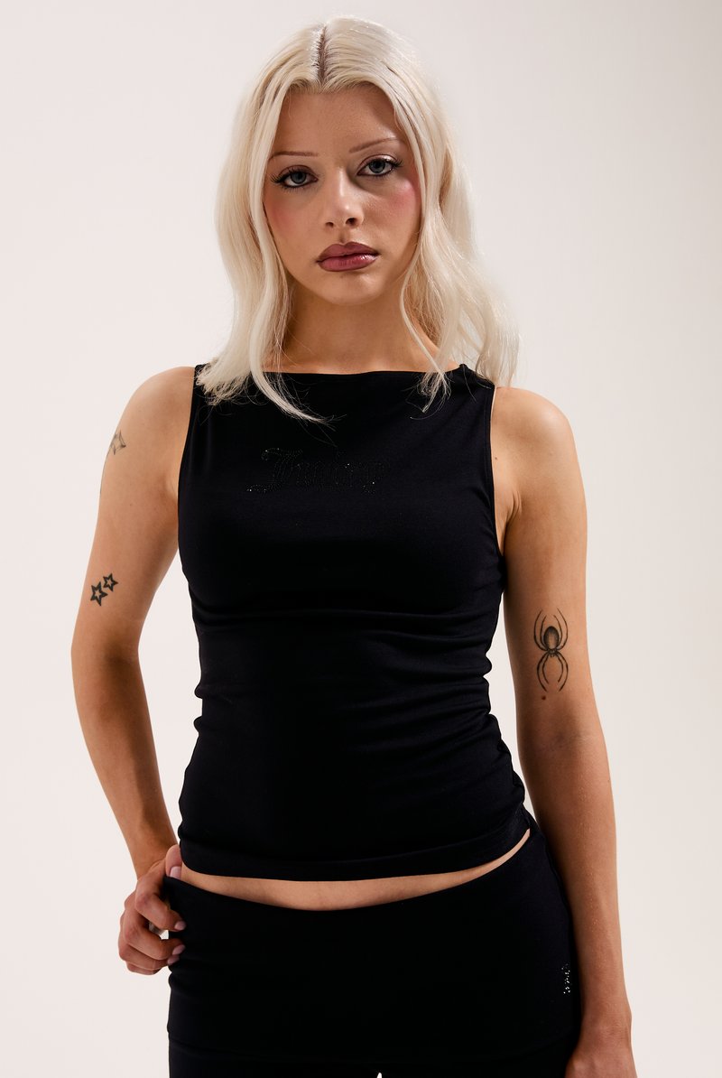 Juodas be rankovių topas, pagamintas iš tamprių medžiagų, su tiesiu dekolte ir subtilia blizgia raide per krūtinę.