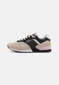 Sneakers med en beige och svart nätovandel, rosa detaljer och grå häl. Har en strukturerad, lätt sula med dekorativ sömnad.