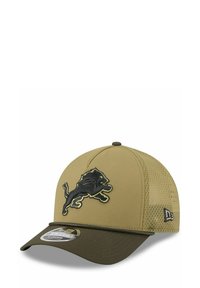 Khakifarbene Baseballmütze mit einem schwarzen Löwenlogo, Netzrücken und grünem Schirm. Verfügt über ein strukturiertes Design und eine verstellbare Snapback-Verschluss.