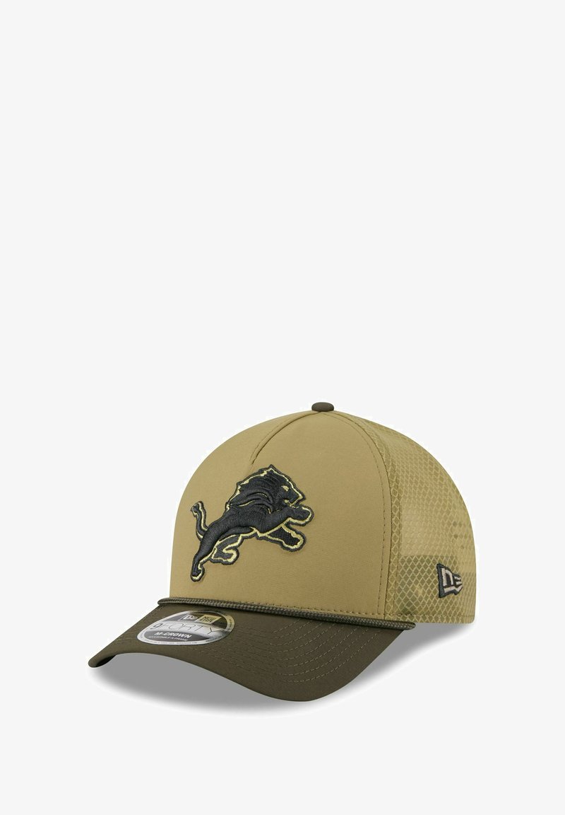Khakifarbene Baseballmütze mit einem schwarzen Löwenlogo, Netzrücken und grünem Schirm. Verfügt über ein strukturiertes Design und eine verstellbare Snapback-Verschluss.