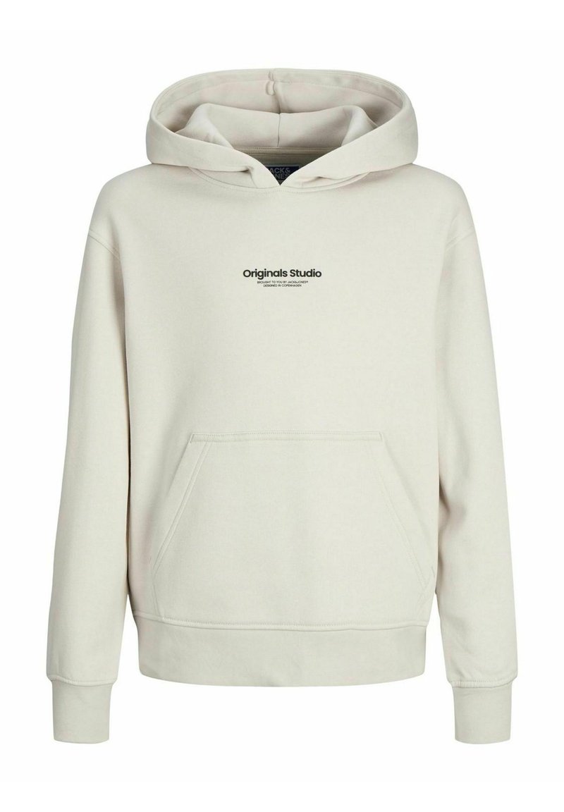 Hoodie beige clair avec une poche kangourou à l'avant, capuche avec cordon de serrage et un logo noir "Originals Studio" sur la poitrine. Matériau en coton doux.