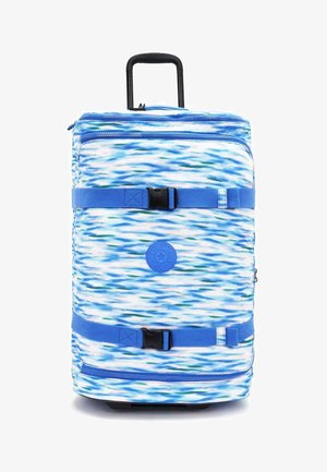 Blauwe en witte gestreepte wheeled suitcase met twee blauwe verstelbare banden en zwarte gespen, een extensieve zwarte telescopische handgreep en voorzakken met rits.