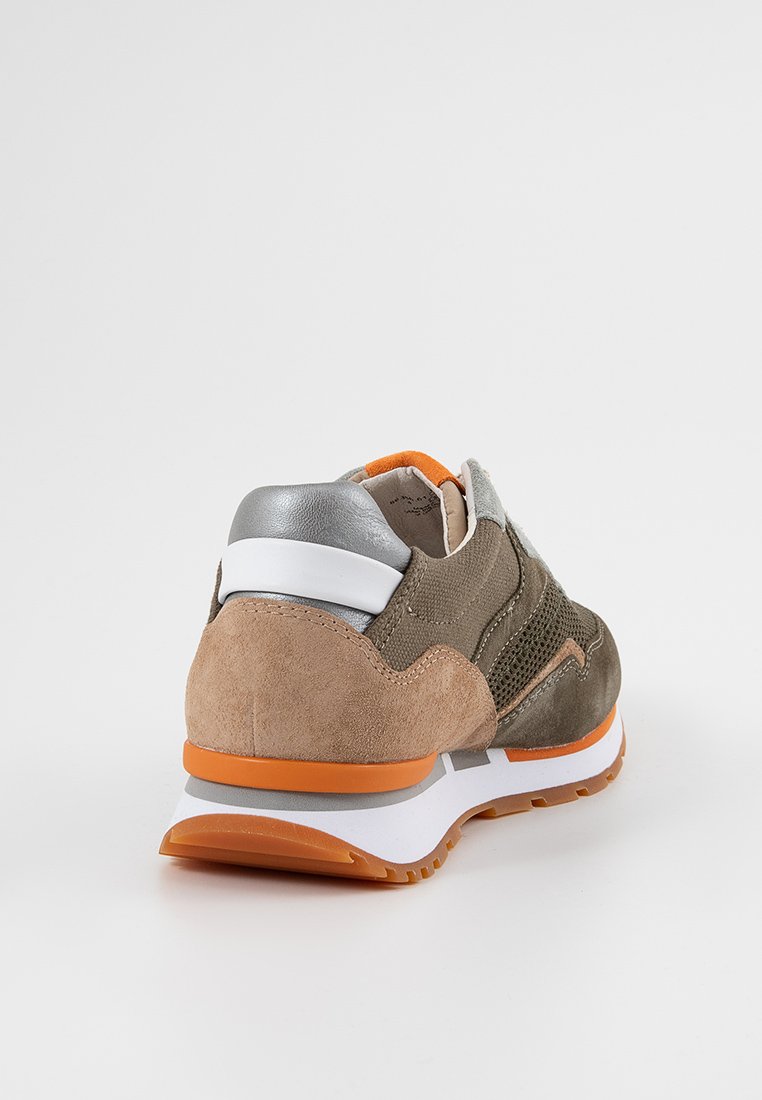 Sneaker vert olive avec un mélange de daim et de mesh. Comprend des accents argentés, une semelle orange et une semelle intermédiaire blanche. Forme arrondie avec un col rembourré.