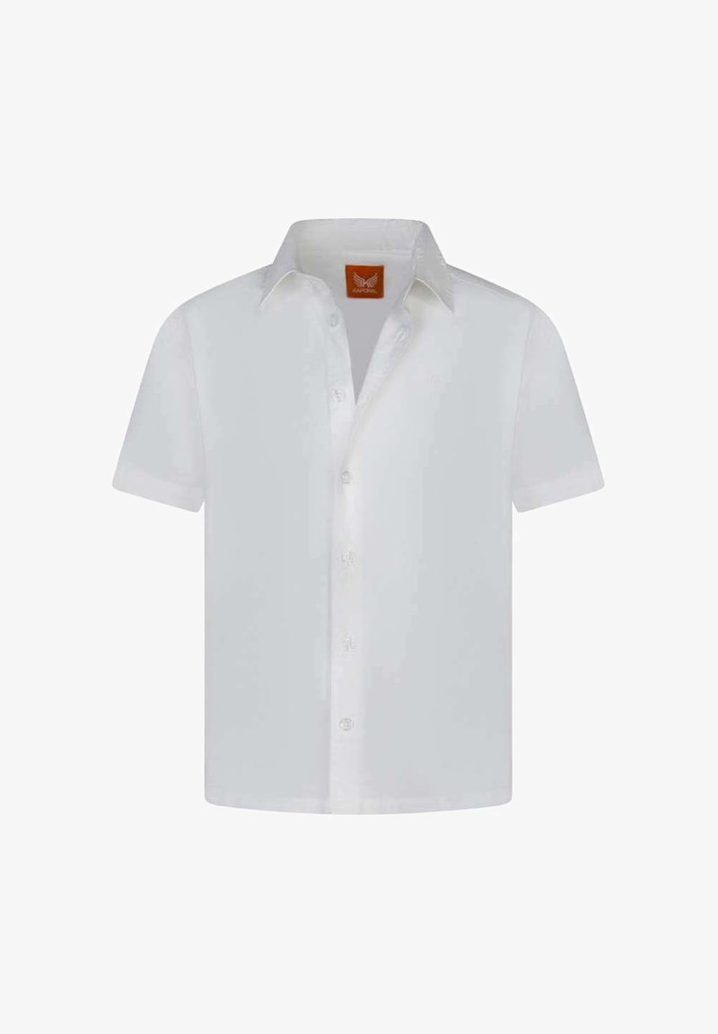 Chemise blanche à manches courtes avec boutons et col, avec une étiquette de marque orange à l'intérieur du col.