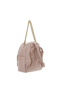 Sac à dos en cuir rose avec une texture lisse, des accents en matériel doré, une bandoulière en chaîne et des poches latérales. Fermeture éclair sur le dessus.