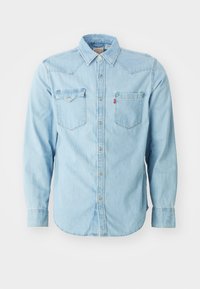 Lichtblauwe denim overhemd met lange mouwen, een puntige kraag, twee borstzakken, zilveren drukknoopsluitingen en contrasterende stiksels. Glad textuur.