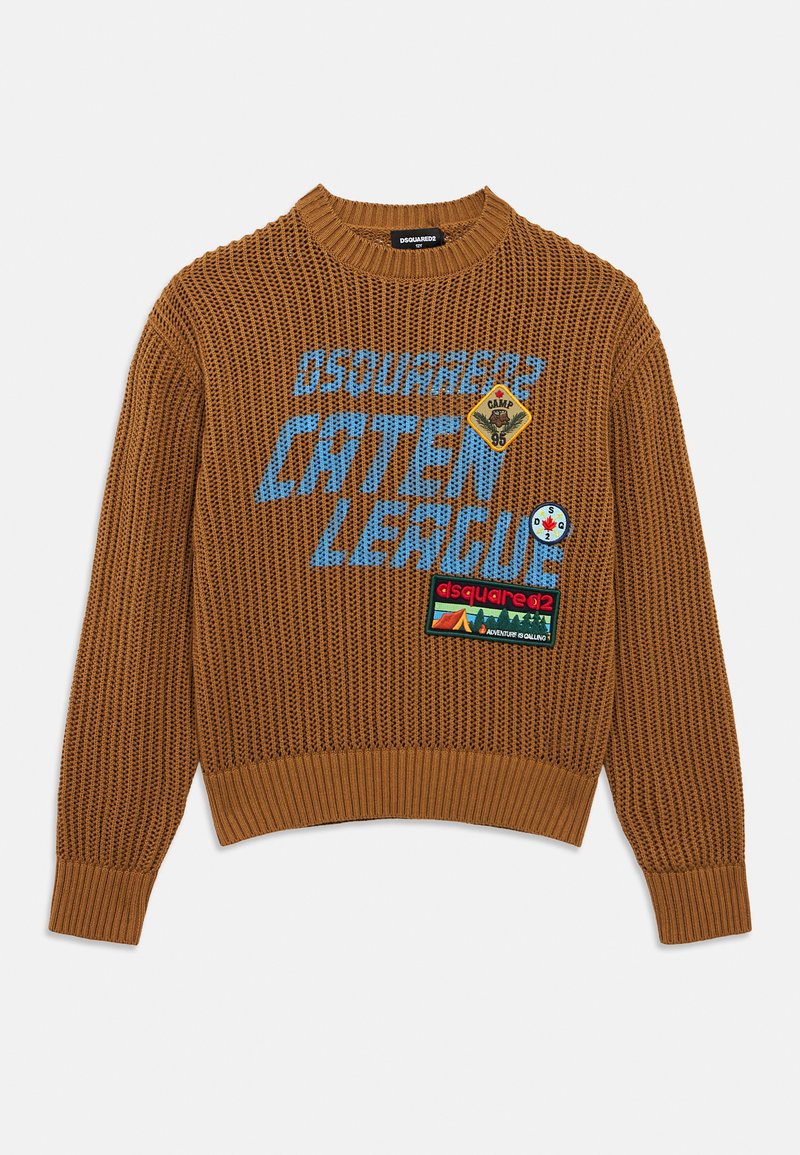 Καφέ πλεκτό πουλόβερ με μπλε κείμενο "DSQUARED2" και "Caten League", διακοσμημένο με σήματα και ριμπ μανσέτες και τελείωμα. Υφή υφάσματος, casual σχεδίαση.