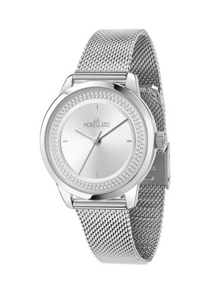 Orologio con cinturino in rete argentata, cassa rotonda, quadrante argentato testurizzato, indicatori minimalisti e dettagli in cristallo attorno alla lunetta.