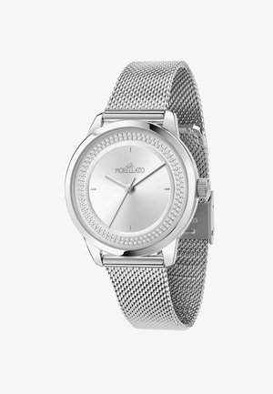 Orologio con cinturino in rete argentata, cassa rotonda, quadrante argentato testurizzato, indicatori minimalisti e dettagli in cristallo attorno alla lunetta.