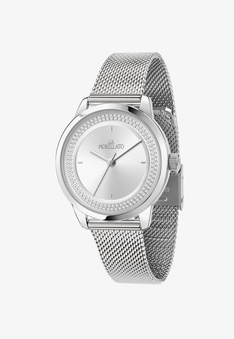 Orologio con cinturino in rete argentata, cassa rotonda, quadrante argentato testurizzato, indicatori minimalisti e dettagli in cristallo attorno alla lunetta.