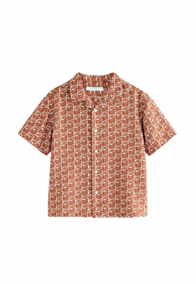 Camisa de manga corta en óxido con un patrón de hojas blancas en toda la prenda, con cuello y cierre de botones en la parte delantera. Corte casual, tela ligera.