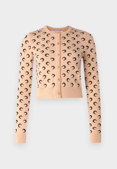 Breskvin kardigan s črnim vzorcem polmeseca, krožnim izrezom, dolgimi rokavi in sprednjimi gumbi. Pletena tkanina z rebrastimi manšetami in robom.