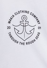 Camiseta de algodón blanca con un gráfico circular negro que presenta un ancla, con el texto "Makia Clothing Company" y "A TRAVÉS DE LOS MALES ESCABROSOS."