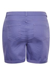 Fialové džíny šortky s ohrnutým lemem, dvěma zadními kapsami a hladkým povrchem. Mají středně vysoký pas a jednoduché švy.