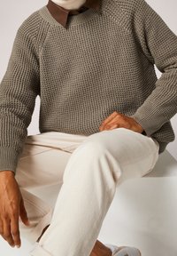 comma casual identity Sweter