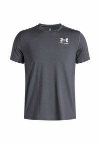 Camiseta atlética de manga corta en gris oscuro con cuello redondo y logo blanco de Under Armour en el lado izquierdo del pecho.