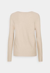Beige lange mouw trui met een ronde hals, gladde textuur en ribgebreide manchetten. Eenvoudig en klassiek ontwerp, zonder patronen of versieringen.