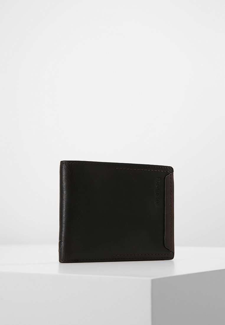 Portafoglio pieghevole realizzato in pelle nera liscia con un accento marrone. Presenta una superficie texturizzata e dettagli di cucitura visibili. Design compatto.