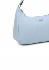 Lichtblauwe leren handtas met een gladde textuur, gebogen ontwerp en zilveren hardware. Voorzien van een schouderriem en een logo-detail.