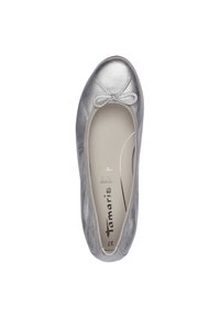 Ballet flat argento con una finitura metallica, punta rotonda e piccolo dettaglio a fiocco. Comprende un rivestimento interno morbido e neutro. Nome del marchio visibile.