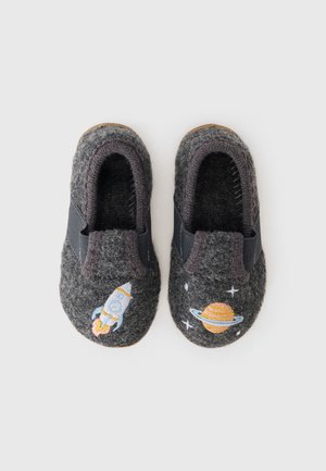 Pantofole grigie in feltro con fasce elastiche nere. Una presenta un razzo con fiamme, l'altra mostra un pianeta con anelli, entrambe con decorazioni a forma di stelle.