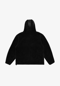 Felpa nera in pile, texture morbida, vestibilità comoda, dotata di cappuccio e logo in rilievo sul retro, con polsini e orlo a coste per una vestibilità regolabile.