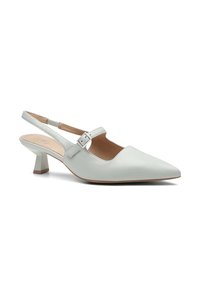 Chaussure slingback à bout pointu en cuir blanc avec une sangle à boucle. Présente une semelle intérieure texturée et un petit talon carré.